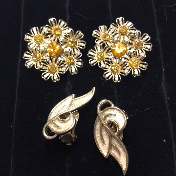 Vintage Jewelry - Vintage Gold Clip On Earrings Set